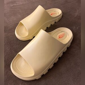 FP MOVEMENT Halftime Slides - Butter Yellow Size M, US 7/8
